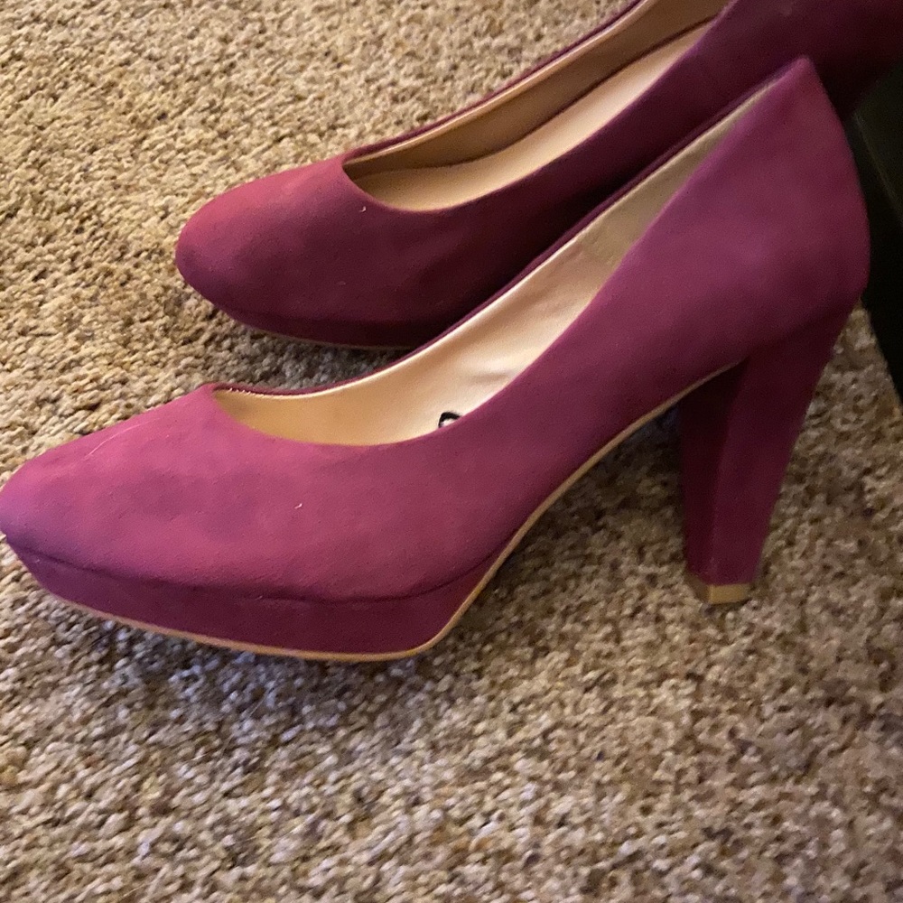 Suede fuchsia pumps.